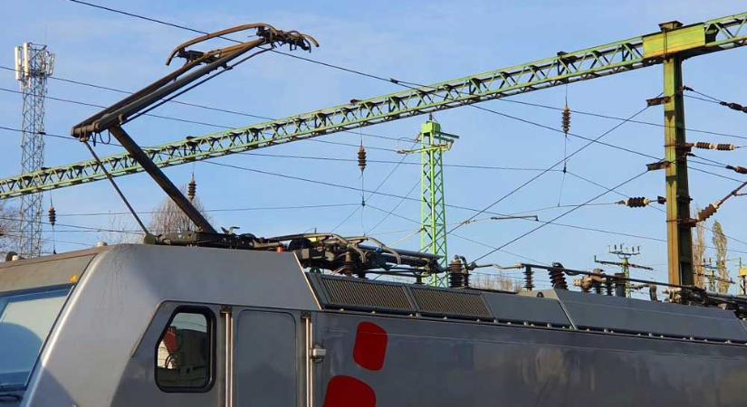 Elveszítette bal karját az a 19 éves fiú, akit novemberben áramütés ért az újpesti állomáson: összefogtak a barátai, jótékonysági előadást szerveztek Jakab javára