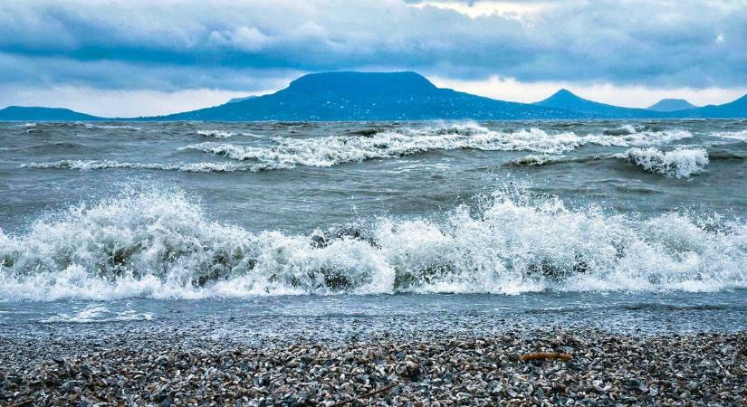 Fotókon a háborgó Balaton, csaknem orkánerejű szél tépázza a Bakonyt is