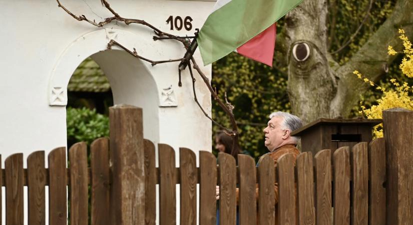 Orbán Viktor a kerítésén át reagált a HVG-nek a fekete csuklyások akciójára