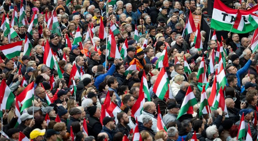 Itt ez első tömegvideó az országjárásról: Békéscsabán megtelt a Szent István tér