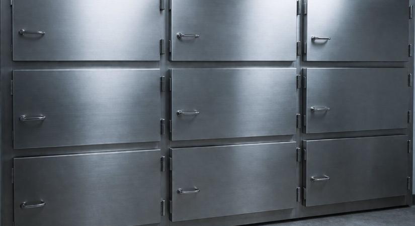 Kórházi várólista másképp: boncmestereket fizettek le, hogy bizonyos halottakat előbb boncoljanak fel