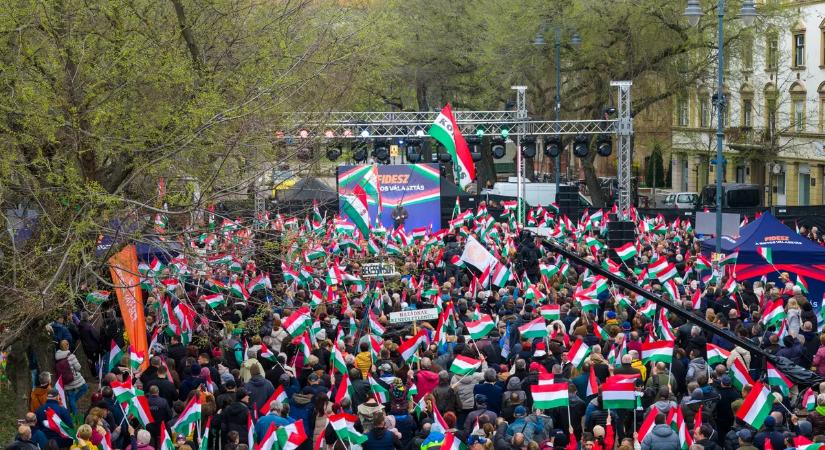 Magasban a zászlók Békéscsabán, zúg a hajrá, Fidesz
