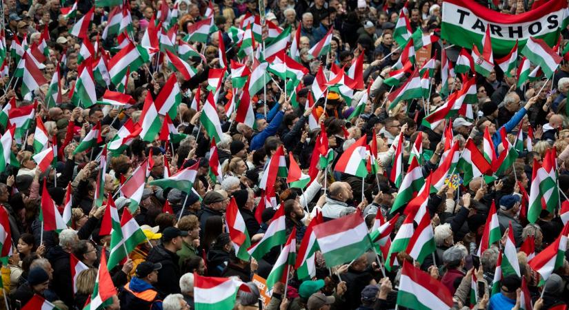 A békéscsabaiak is kiállnak Orbán Viktor mellett, rengetegen mentek ki meghallgatni a miniszterelnököt (élő)