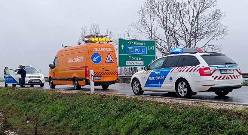 A szélvédőn keresztül segítették ki az 54-es főúton balesetező sofőrt – fotók