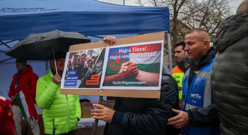 Garázdaság miatt feljelentést tettek a tüntetők, akiket a péceli Orbán-beszéd alatt megrángattak fekete ruhás férfiak