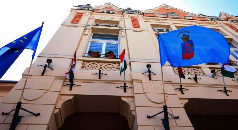 Plakátháború Tolnában: rongálás és tiltott kampány miatt lépett a bizottság