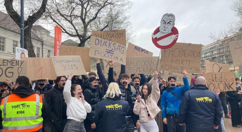 Diktátor, Viktátor! – csendes és zajos tüntetők nyomták el Orbán hangját Békéscsabán