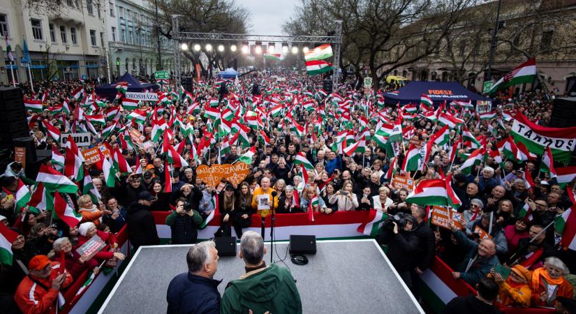 Így várta Orbán Viktort Békéscsaba: Megtelt a Szent István tér – Galéria