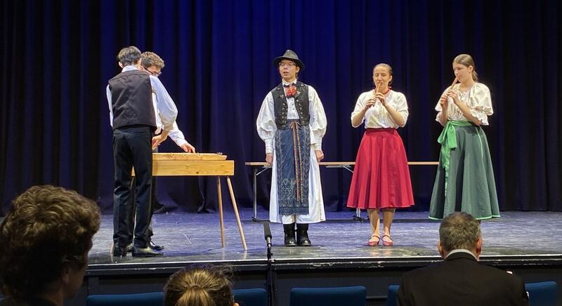 Színpadon az ifjú népzenészek és népdalénekesek