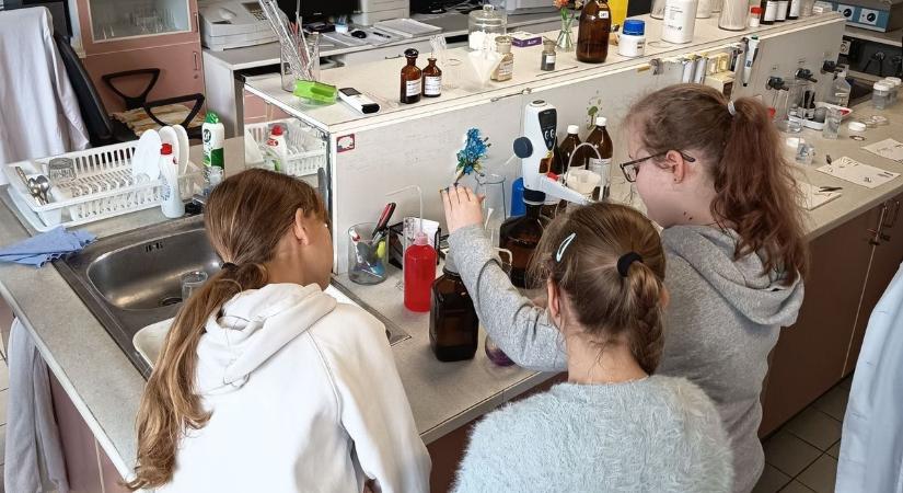 Menekültek a vízibolhák a szolnoki laborban! Izgalmas kísérletek részesei voltak a szandaszőlősi diákok