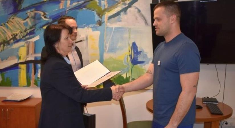 Megjutalmazták a hős kórházi dolgozókat, akik megakadályozták egy fogvatartott szökését