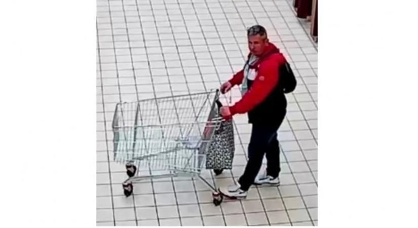 Ez a férfi a próbafülkében nem csak ruhát próbált, hanem szerencsét is