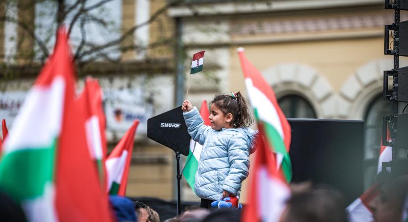 Ilyen cuki látványt sem találsz máshol – Lelkesen lengette a magyar zászlót egy kislány Orbán Viktor beszéde alatt