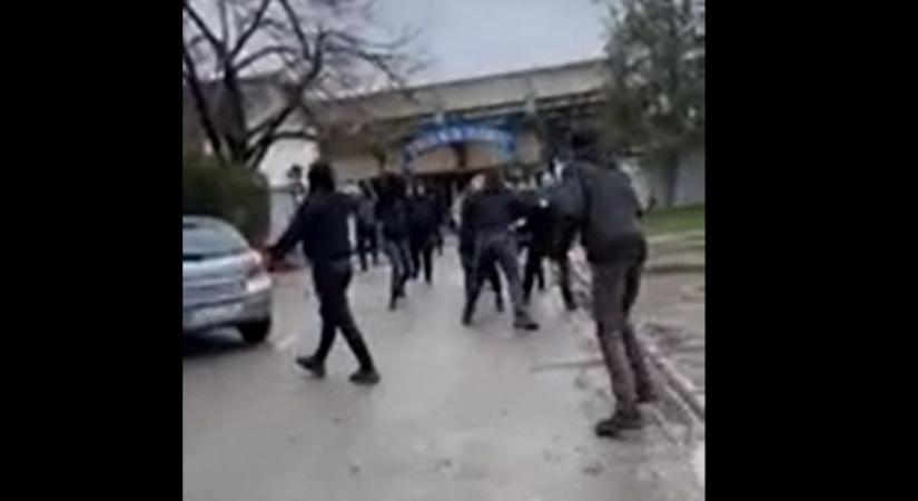 Tömegverekedés botokkal és fáklyákkal Kúlán