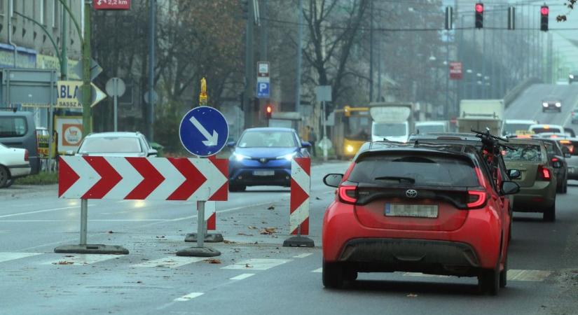 Súlyos bírságot kockáztat, aki ezt a két kék KRESZ-táblát összekeveri