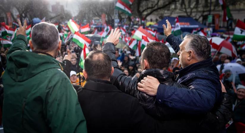 Senkit sem tántorított el az eső, hihetetlen tömeg hallgatta Orbán Viktor beszédét Békéscsabán - galéria