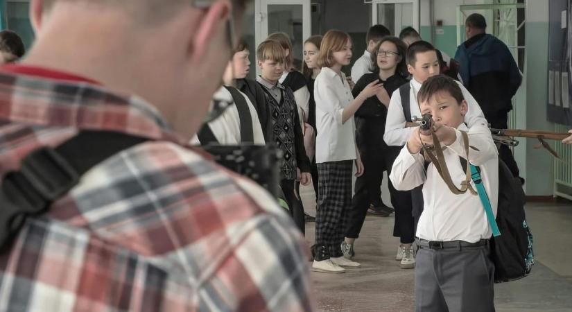 Betiltották Oroszországban az Oscar-díjas dokumentumfilmet, amely az iskolai háborús propagandát mutatja be