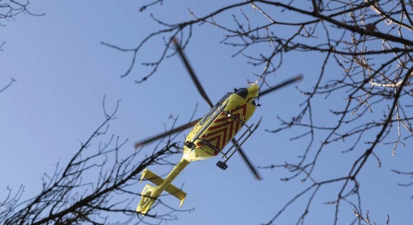 Halálos baleset a 6-oson: teherautó és személygépkocsi ütközött, mentőhelikopter a helyszínen