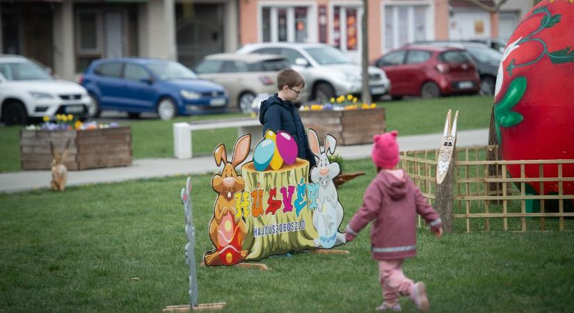Galambreptetés és kézműves vásár: megnyílt a Húsvéti Park Hajdúszoboszlón – fotókkal, videóval