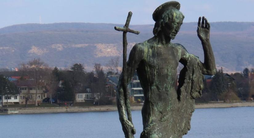 Vízben járó szent az Öreg-tónál: tudja, hová „bújtatták” évtizedekig Tata jelképét?