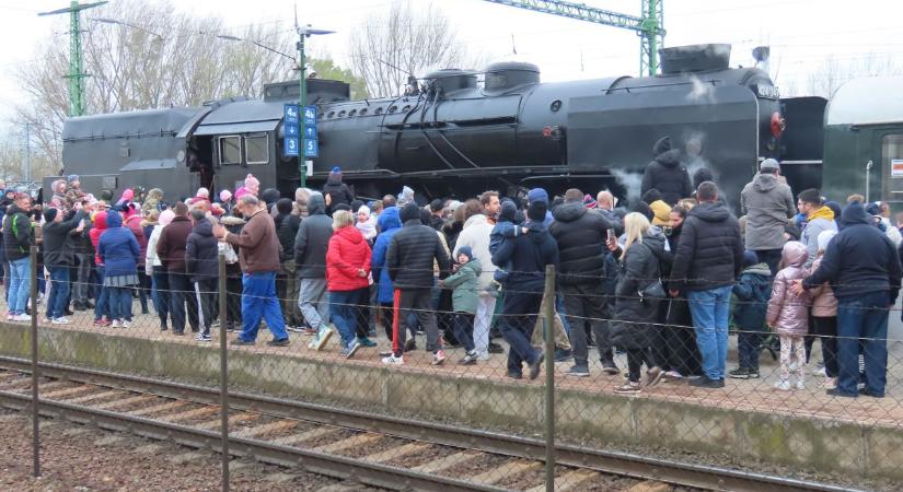 Megérkezett Csornára a 424-es számú gőzmozdony, a Bivalyt óriási tömeg várta - fotók, videó