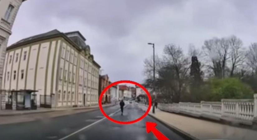 Ittasan rollerezett, egyből kiszúrták a veszprémi rendőrök (videó)