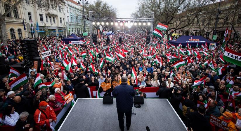 Hiába csapott le a vihar a viharsarokban, hatalmas tömeg hallgatta Orbán Viktort Békéscsabán (GALÉRIA)