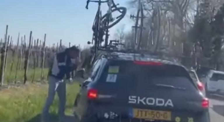 Ilyen létezik? Két ittas néző a verseny közben próbált meg ellopni egy bringát – videó!