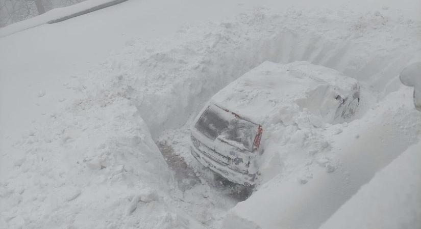 150 centi hó hullott a határtól 100 kilométerre – ásóval mentik az autókat (FOTÓK)