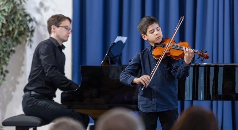 Színpadra álltak a jövő zenészei Tatán: 12 iskola növendéke lépett fel