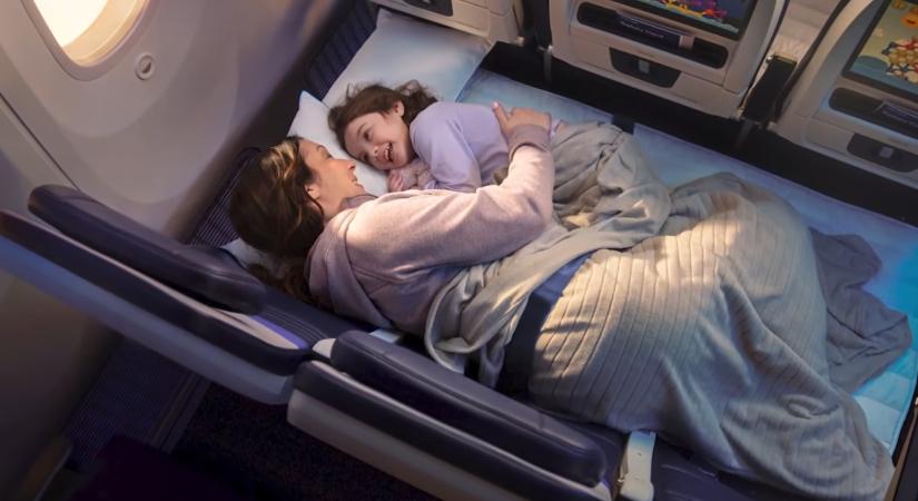 Kanapévá alakítható ülések jönnek a repülőkre: új szintre lép az utazás a turistaosztályon