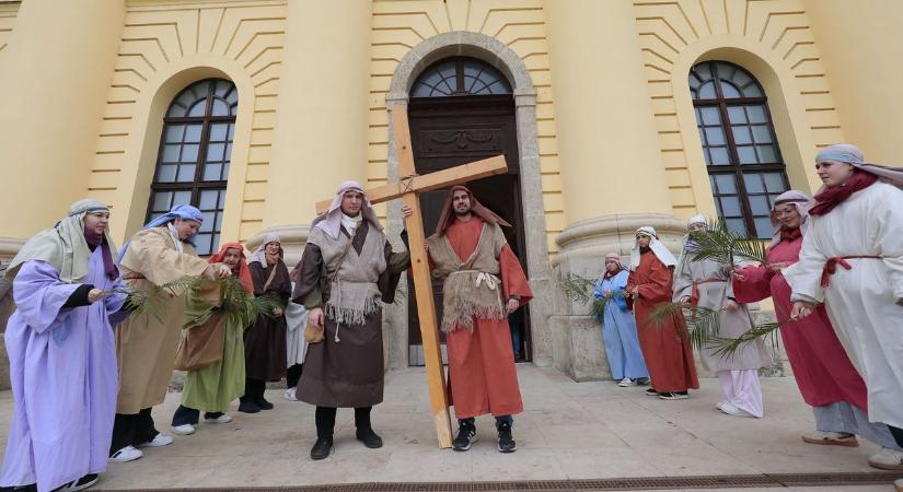 Meghitt hangulat költözött a Nagytemplomba: együtt ünnepelték a virágvasárnapot Debrecenben – fotókkal, videóval