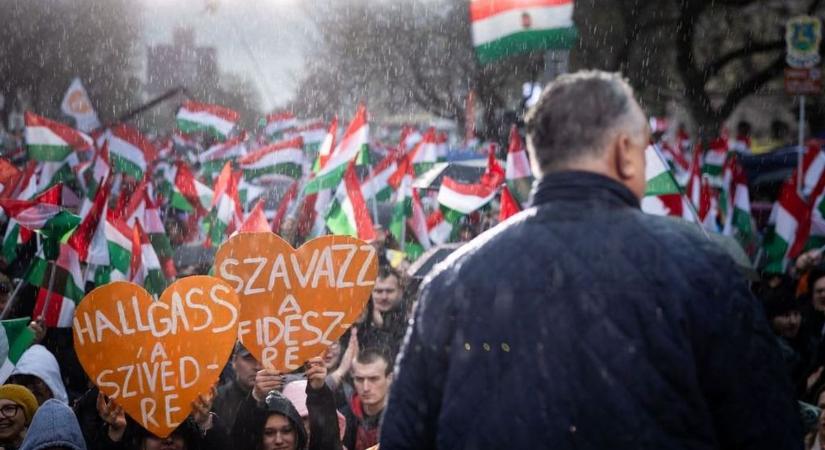 „Hiába esett, maradtak” – telibe kapta a vihar a Fidesz rendezvényét, de ez sem szegte a közönség kedvét