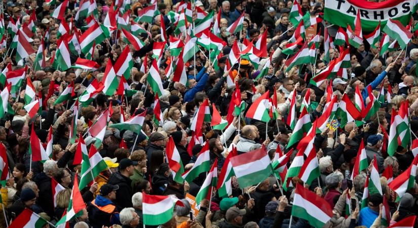 Csak akkor hiszed el, ha a saját szemeddel látod: ilyen gigantikus tömeg gyűlt össze Békéscsabán, hogy láthassák Orbán Viktort