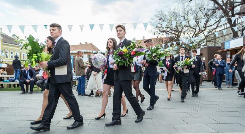 Megszólaltak a diákok: ennyi pénzt adj ballagásra 2026-ban, hogy ne nézzenek ki a rokonok