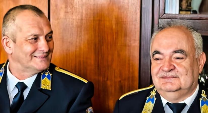 Szem nem marad szárazon: így búcsúztatták nyugdíjba vonuló társaikat a püspökladányi rendőrök – videóval