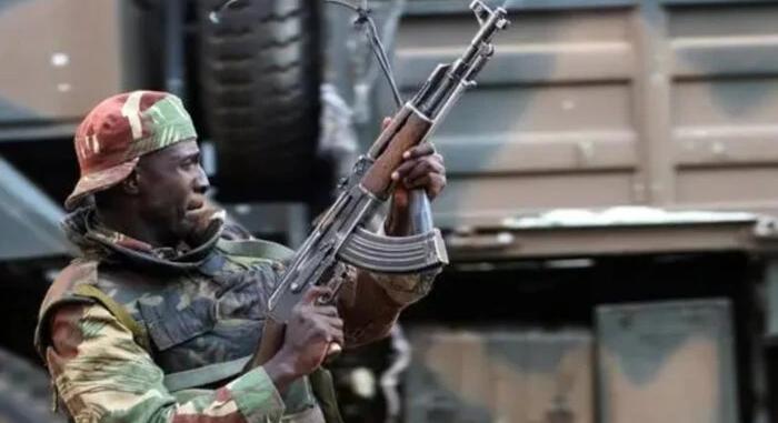 Zimbabwei kormány: munkát kerestek, de végül a háborúba kerültek