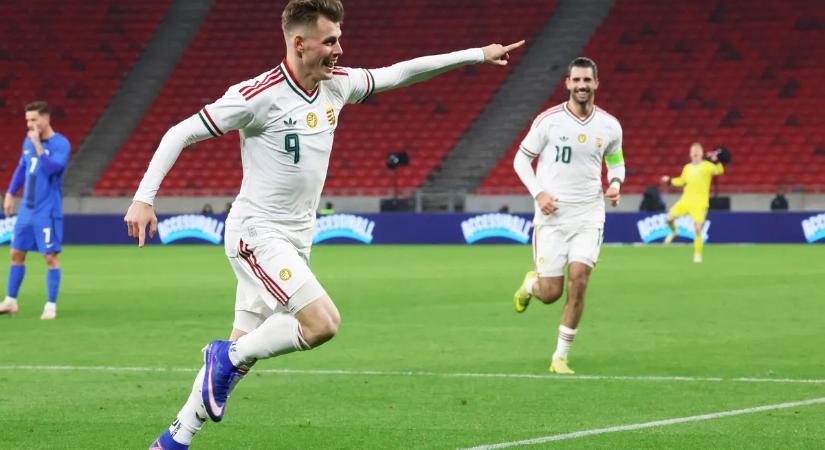 Testhez simuló ruhában ragyogta be a Puskás Arénát a válogatott gólszerzőjének párja