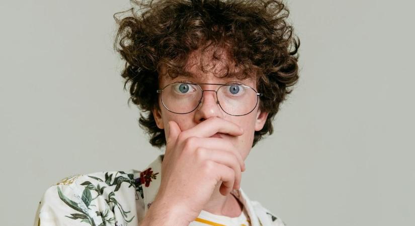 Döbbenet a szépségversenyen: önálló életre keltek az egyik lány fogai