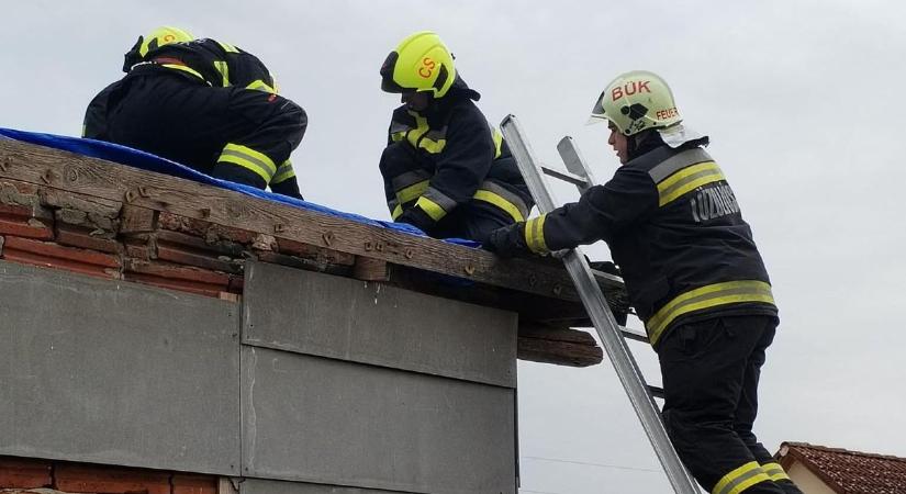 Családi házhoz vonultak a tűzoltók Bükön