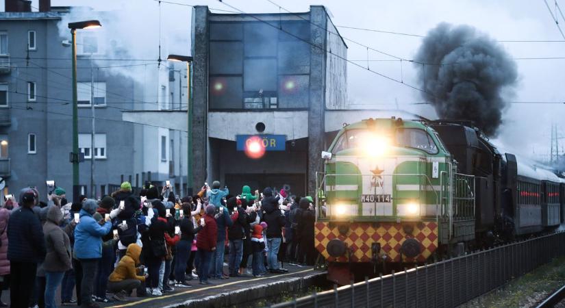 424-es gőzmozdony - Hatalmas füsttel jött és ment a Bivaly Győrből Győrbe - videó, fotók