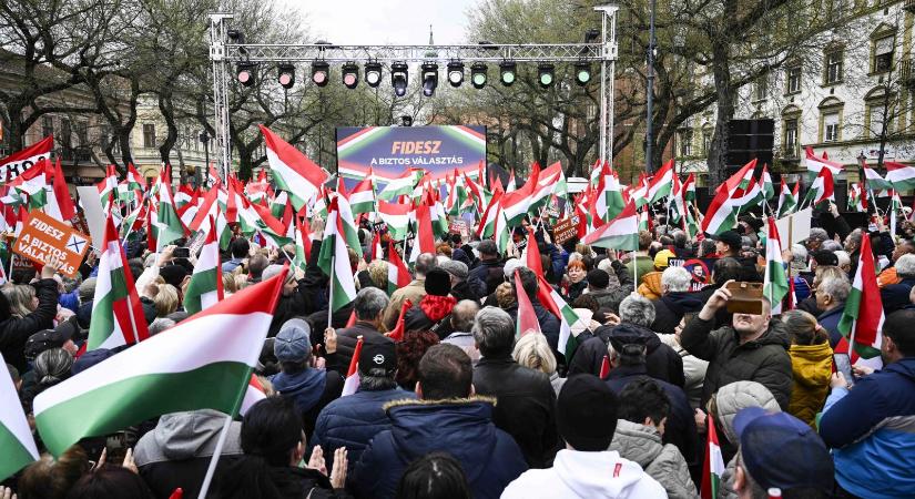 Néma diákok is tiltakoztak Orbán Viktor vasárnapi fórumán, a Fidesz-hívek beszóltak nekik, a fekete ruhát viselő férfiak rájuk szálltak