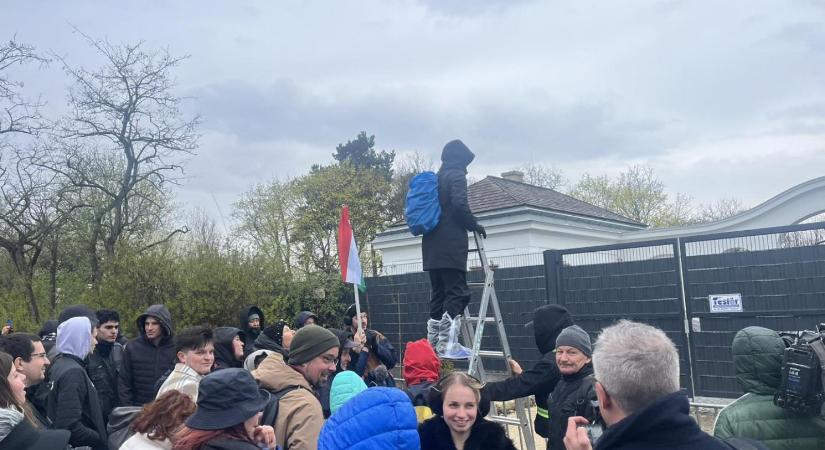 Újabb túrát szervezett Hatvanpusztára Hadházy Ákos