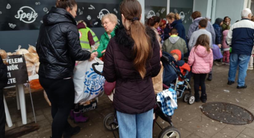 Meleg ételt osztottak a társadalom peremén élőknek Debrecenben