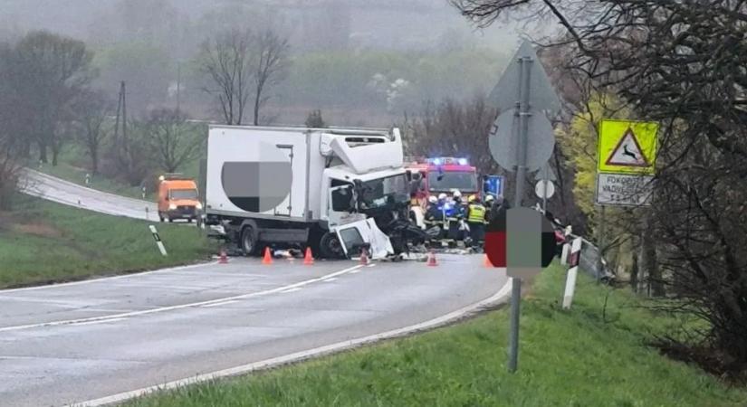 Vasárnapi tragédia: életét vesztette egy sofőr a 6-oson, mentőhelikopter a helyszínen