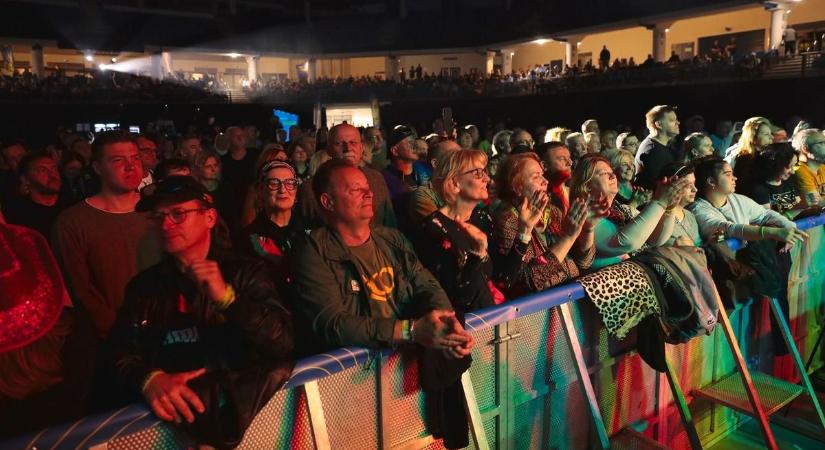 Tömegek buliztak a Főnix Arénában – ilyen volt a Szerencsekoncert Debrecenben – fotókkal, videóval