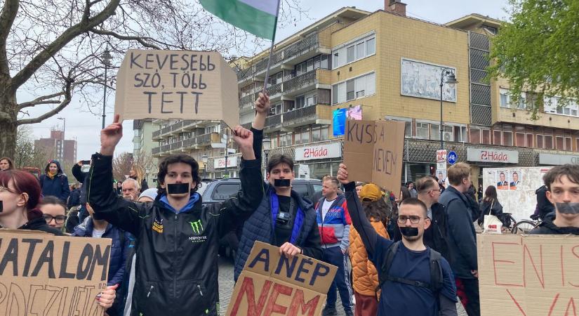 Fidesz-bingó és beragasztott szájak fogadták Orbán Viktort Békéscsabán