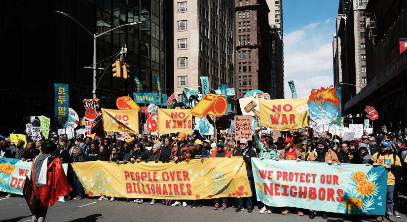 Nem akarnak királyokat, több ezer helyszínen tiltakoztak Donald Trump politikája ellen az amerikai tüntetők