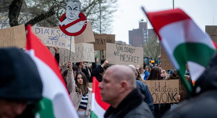 Adolfék fekete ruhás csapata helyett most valtonosok állták útját a tüntetőknek Orbán békéscsabai gyűlésén