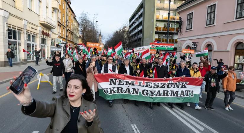 Anne Applebaum rácsodálkozott, milyen valósághajlításokkal operál a Fidesz kampánya